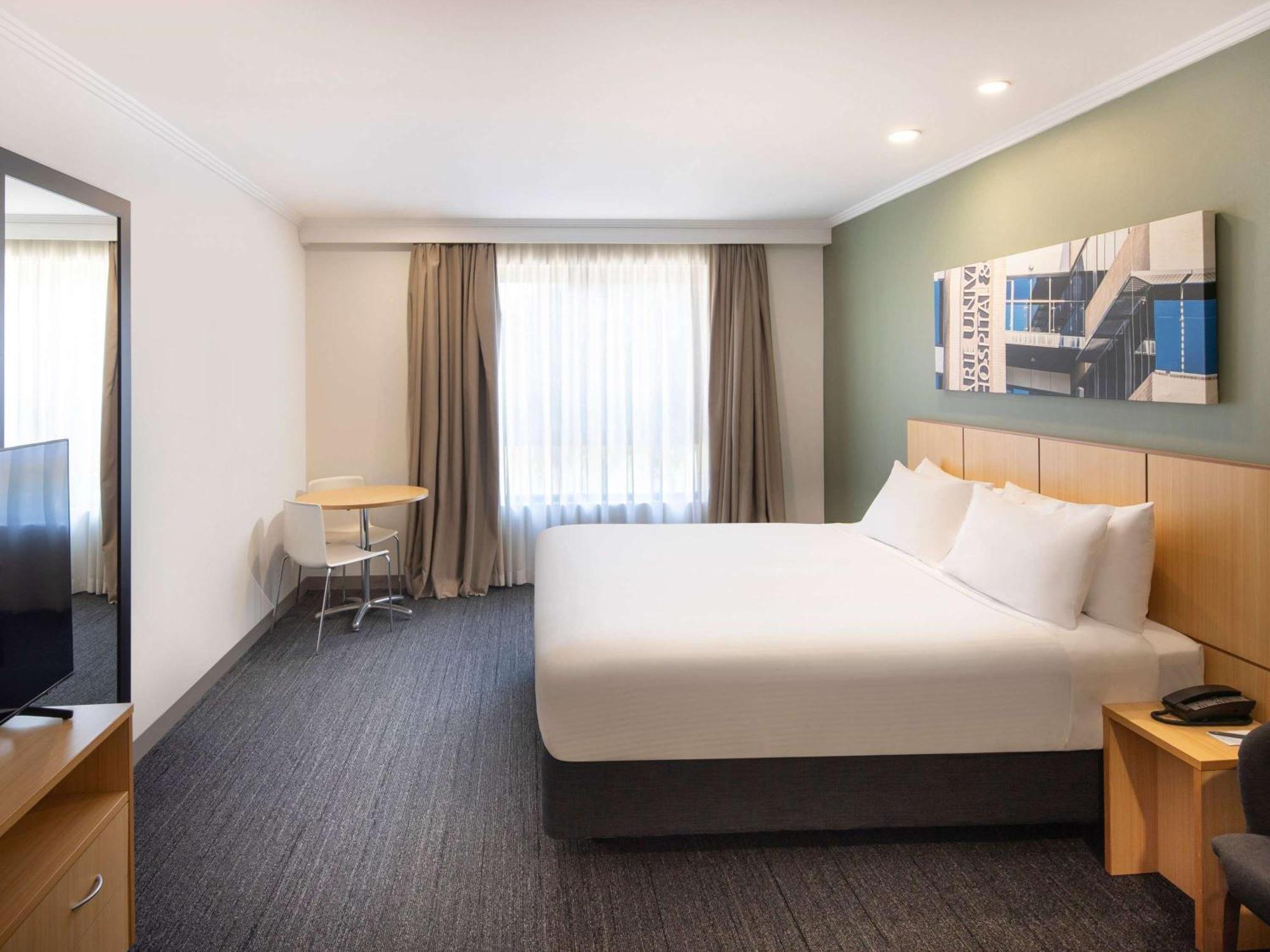 Отель Mercure Sydney Macquarie Park Экстерьер фото